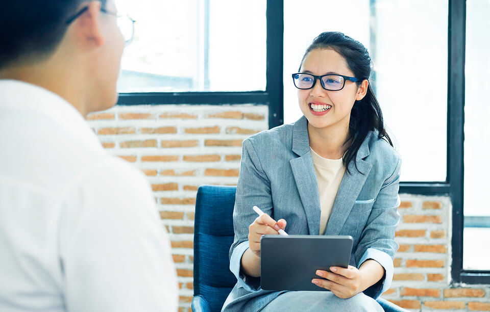 仕事を提案する様子