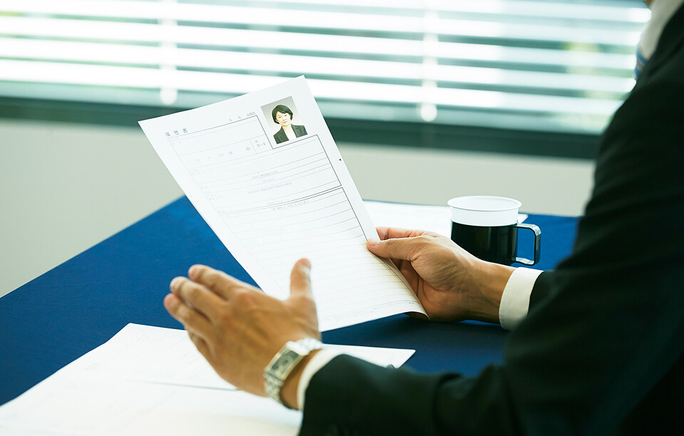 履歴書を見ながら話をする男性