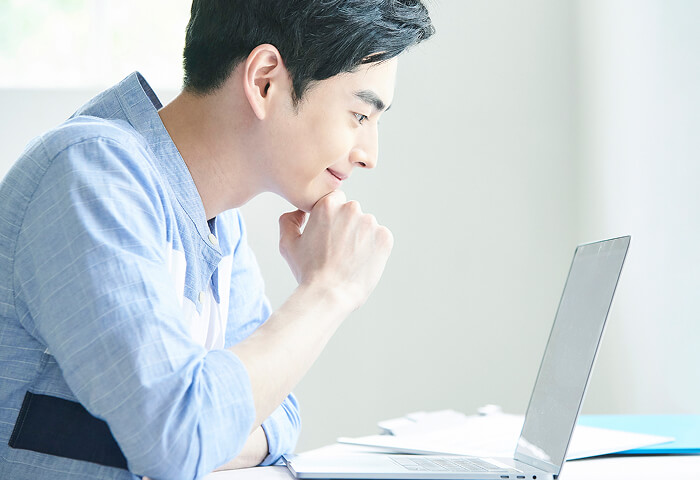 お仕事開始までの流れをチェックする男性