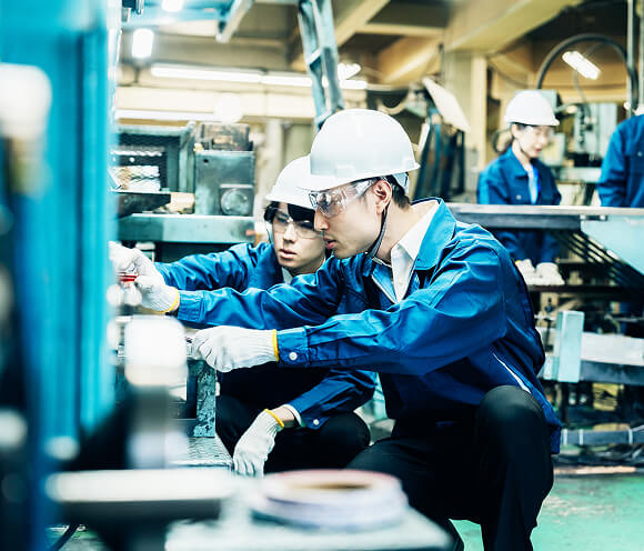 教わりながら仕事をする様子