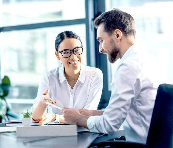 会話をする人々