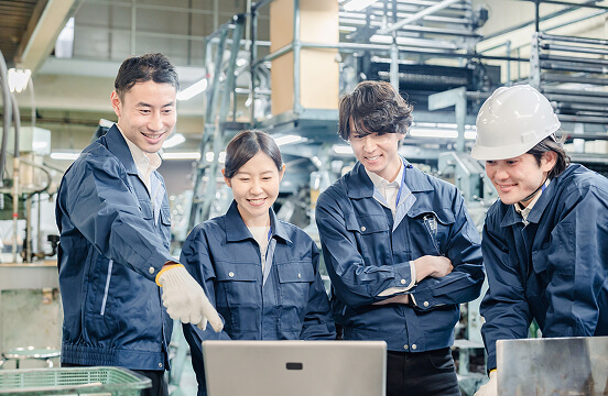 製造・設計の仕事をする人