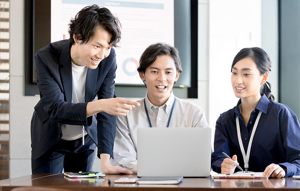 業務を教わる様子