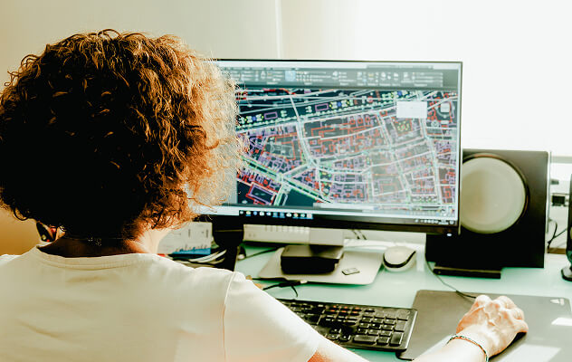 CADオペレーターの仕事をする人