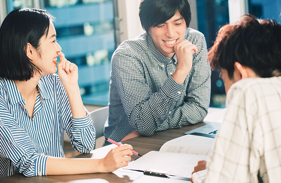 人事・経理・貿易事務の仕事をする人