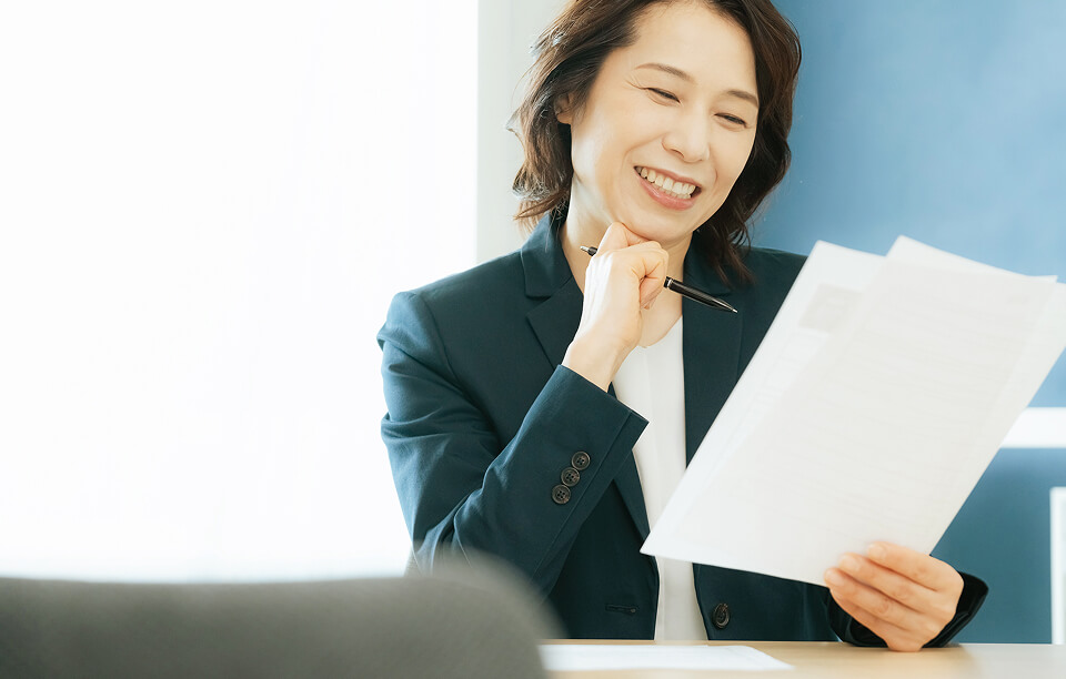 履歴書添削をする女性