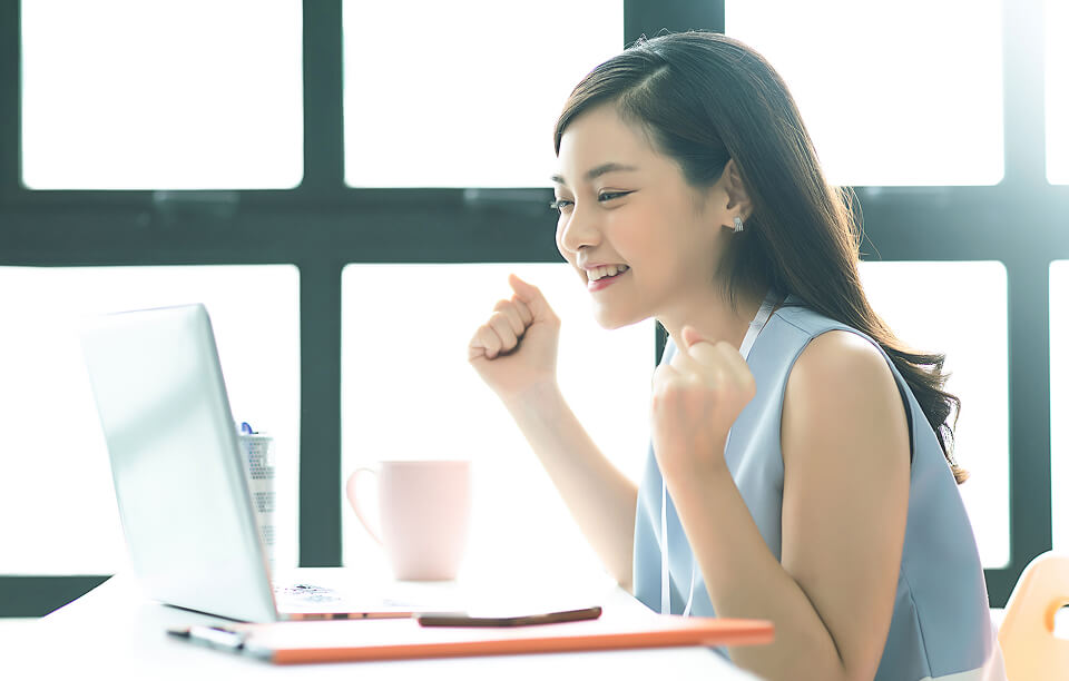 模擬テストを受ける女性