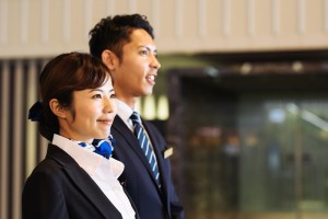 ホテルのフロントスタッフ
