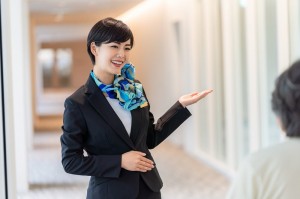 ホテル宿泊のフロントスタッフ
